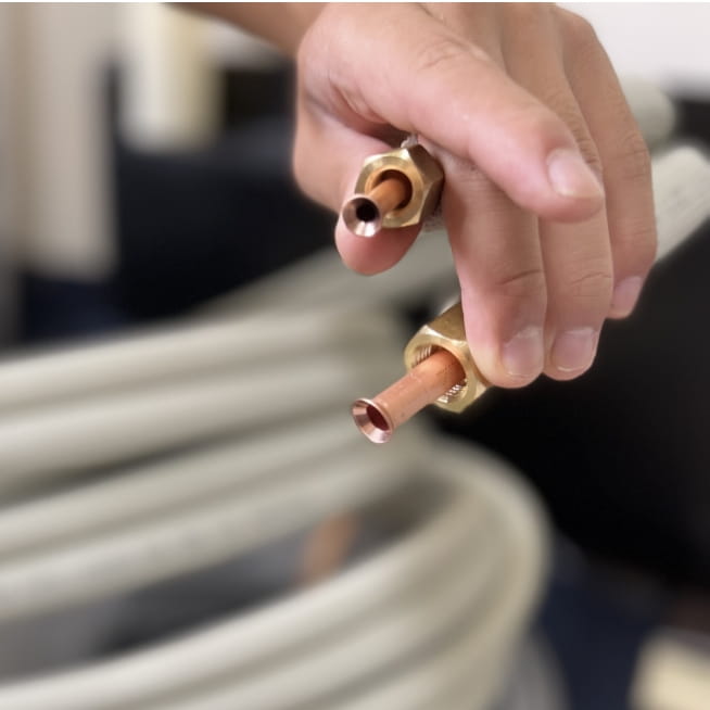 ガス管を加工し接続していく