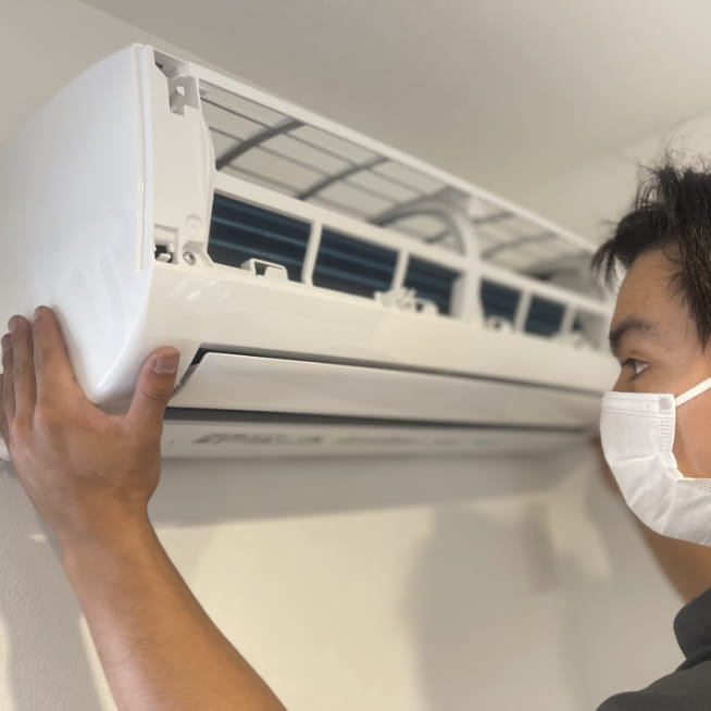 室内機を据付版にしっかりと固定する