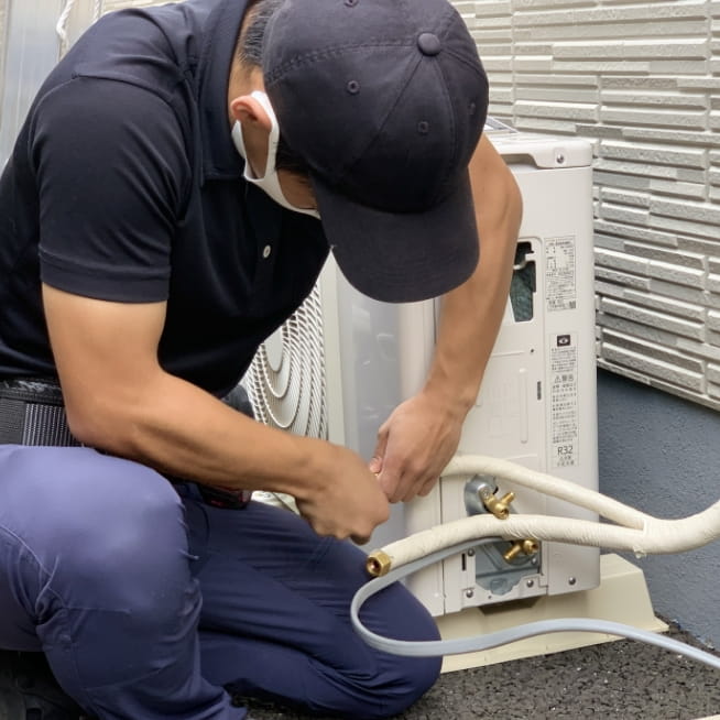 室内機、室外機をしっかりと配管で接続する