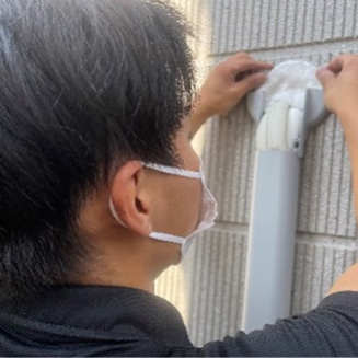 パテを使用し、配管に異物が入ることを防ぐ