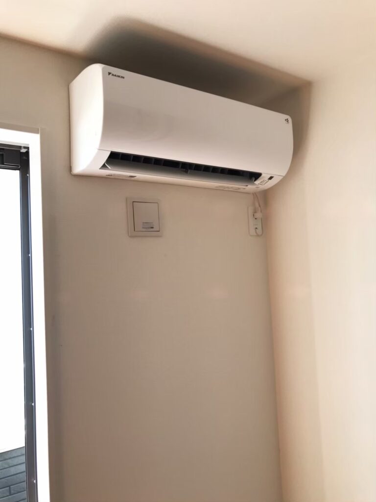 千葉の家庭用エアコンの取付け取り外しは 弊社千葉・東京エアコン取付けセンターにお任せください。 10月1日取付けの施工実績です。