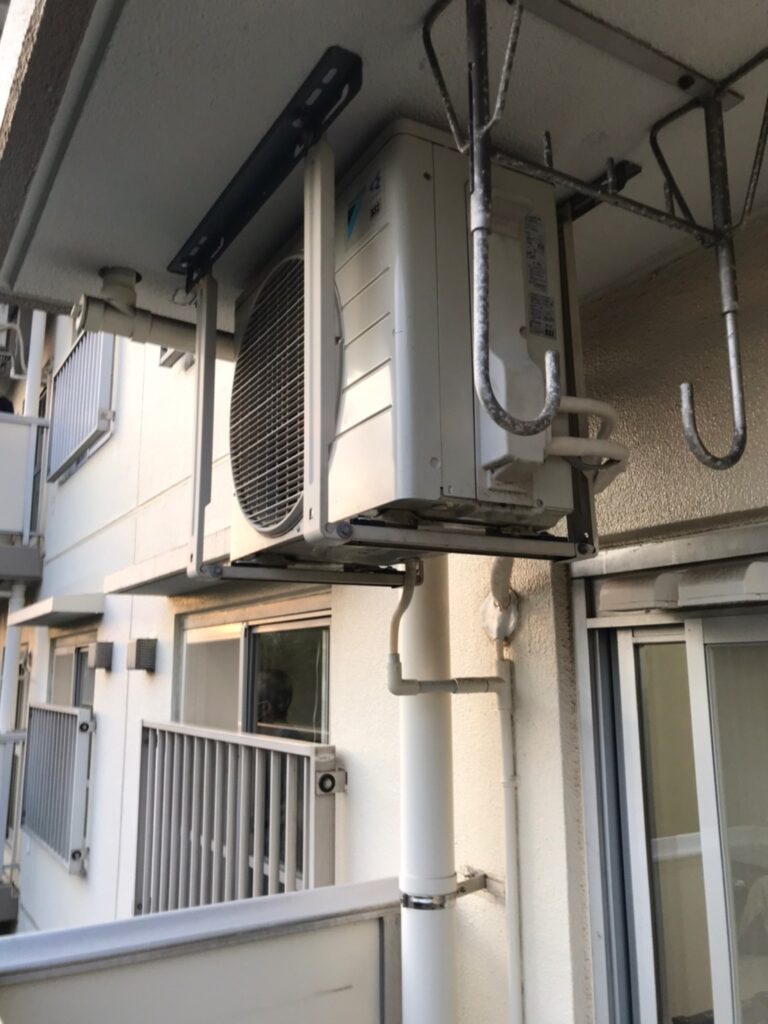 千葉の家庭用エアコンの取付け取り外しは弊社千葉・東京エアコン取付けセンターにお任せください。10月4日は取付けの施工実績です。