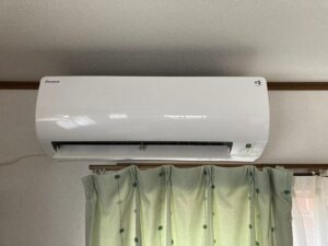 弊社は千葉・東京・埼玉のエリアで、　　　　　　　家庭用壁掛けエアコン『取付け／取外し／移設／クリーニング』　　　　　　　業務用エアコンクリーニング『1方向／4方向』これらを主軸で活動しています。　　　　　　　　　我々はお客様満足度を第一に考え、品質／接遇にこだわって1件1件こなしています。　　　　　　　　　　今回は7月26日のエアコン取付けの施工実績です。