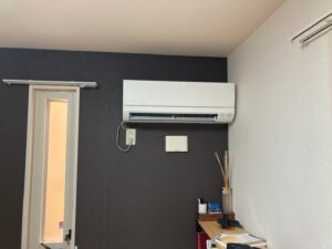弊社は千葉・東京・埼玉のエリアで、　　　　　　　家庭用壁掛けエアコン『取付け／取外し／移設／クリーニング』　　　　　　　業務用エアコンクリーニング『1方向／4方向』　　　これらを主軸で活動しています。　　　　　　　　　我々はお客様満足度を第一に考え、品質／接遇にこだわって1件1件こなしています。　　　　　　　　　　今回は7月21日のエアコン取付けの施工実績です。