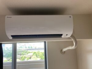 弊社は千葉・東京・埼玉のエリアで、　　　　　　　家庭用壁掛けエアコン『取付け／取外し／移設／クリーニング』　　　　　　　業務用エアコンクリーニング『1方向／4方向』　　　これらを主軸で活動しています。　　　　　　　　　我々はお客様満足度を第一に考え、品質／接遇にこだわって1件1件こなしています。　　　　　　　　　　今回は7月22日のエアコン取付けの施工実績です。